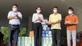Lãnh đạo Sở GD-ĐT tỉnh Bình Dương thăm, động viên thầy cô giáo tham gia phòng chống dịch