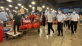 Phó Chủ tịch UBND TPHCM Dương Anh Đức kiểm tra đột xuất chợ đầu mối lúc nửa đêm