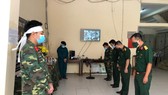 Lập bàn thờ chịu tang cha mẹ trong khu cách ly, hai chiến sĩ tiếp tục chống dịch Covid-19