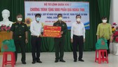 Quân khu 7 trao tặng quà hỗ trợ bà con khó khăn ở huyện Cần Giờ