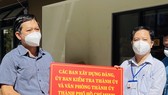 Ban Tổ chức Thành ủy TPHCM thăm hỏi, trao quà đến y, bác sĩ tuyến đầu chống dịch