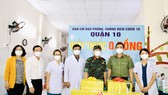 Giám đốc Công an TPHCM trao 1.000 phần thuốc điều trị cho F0 ở quận 10