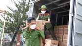 Cảnh sát hình sự trao nhu yếu phẩm đến người dân "vùng đỏ", "vùng cam"