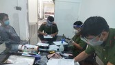 Lái xe ô tô chở ma túy, thủ súng ngắn “thông” chốt kiểm soát