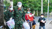 94 người dân đi bộ qua TPHCM được tiêm vaccine và hỗ trợ xe về quê