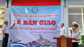 Phó Bí thư Đảng ủy Khối cơ sở Bộ Công thương tại TPHCM Nguyễn Thành Thơ và Chuẩn Đô đốc Nguyễn Duy Tỷ, Tư lệnh Vùng 5 Hải quân (trái) thực hiện nghi thức bàn giao Nhà "Câu lạc bộ thủy thủ"
