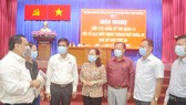 Chủ tịch HĐND TPHCM Nguyễn Thị Lệ trao đổi với các đại biểu dự hội nghị tiếp xúc cử tri quận 11. Ảnh: CAO THĂNG