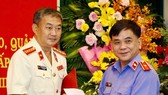 Viện trưởng Viện KSND TPHCM Đỗ Mạnh Bổng trao Quyết định bổ nhiệm ông Quách Thanh Giang (trái) giữ chức vụ Viện trưởng Viện KSND TP Thủ Đức