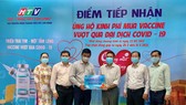 Trao tiền ủng hộ kinh phí mua vaccine Covid-19