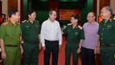 Bí thư Thành uỷ TPHCM Nguyễn Thiện Nhân trao đổi cùng các đại biểu dự Hội nghị tổng kết 10 năm xây dựng chiến lược phòng thủ giai đoạn mới. Ảnh: VIỆT DŨNG