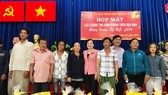Lãnh đạo quận 9 tặng quà cho những người thu gom rác dân lập ở quận có điều kiện khó khăn. Ảnh: KIỀU PHONG