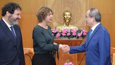 Bí thư Thành ủy TPHCM Nguyễn Thiện Nhân trao đổi cùng Đại sứ Hà Lan Elsbeth Akkerman. Ảnh: VIỆT DŨNG