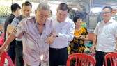 Chủ tịch UBND TPHCM ân cần thăm hỏi sức khỏe ông Huỳnh Quang Hải và gia đình ông. Ảnh: KIỀU PHONG