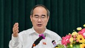 Bí thư Thành ủy TPHCM Nguyễn Thiện Nhân phát biểu trong buổi tiếp xúc cử tri huyện Cần Giờ. Ảnh: VIỆT DŨNG