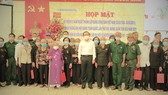 Đồng chí Nguyễn Văn Nên chụp ảnh lưu niệm cùng các đồng chí nguyên là cán bộ, chiến sĩ Đại đội 33, Trung đội nữ huyện Gò Dầu. Ảnh: KIỀU PHONG