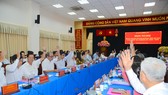 Các đại biểu biểu quyết thông qua nhiệm vụ trọng tâm, giải pháp chủ yếu của quận Bình Tân trong thời gian tới