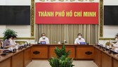 Phó Thủ tướng Thường trực Trương Hòa Bình và Chủ tịch UBND TPHCM Nguyễn Thành Phong dự tại điểm cầu UBND TPHCM. Ảnh: Trung tâm Báo chí TPHCM