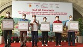 Trên đỉnh núi Bà Đen, Bí thư Thành ủy TPHCM Nguyễn Văn Nên đã trao quà tri ân lực lượng tuyến đầu chống dịch Covid-10. Ảnh: KIỀU PHONG