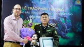 Ông Hoàng Văn Tuệ, cán bộ Chi cục Kiểm lâm tỉnh Hà Giang vì đã có đóng góp xuất sắc trong công tác bảo vệ động vật hoang dã