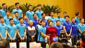 Chủ tịch Quốc hội Nguyễn Thị Kim Ngân chụp ảnh lưu niệm cùng các tuyển thủ U23 Việt Nam tại Hội trường Diên Hồng, Nhà Quốc hội