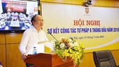 Thứ trưởng Bộ Tư pháp Phan Chí Hiếu báo cáo tại hội nghị