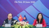 Thứ trưởng Bộ Ngoại giao Nguyễn Quốc Dũng và Người phát ngôn Bộ Ngoại giao Lê Thị Thu Hằng chủ trì họp báo