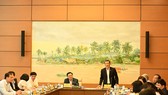 Chủ nhiệm Ủy ban Khoa học, Công nghệ và Môi trường Lê Quang Huy báo cáo với Chủ tịch Quốc hội