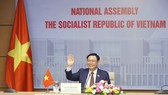 Chủ tịch Quốc hội Vương Đình Huệ tại cuộc hội đàm trực tuyến với Chủ tịch Quốc hội Campuchia Samdec Heng Somrin. Ảnh: QUANG PHÚC