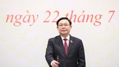 Chủ tịch Quốc hội Vương Đình Huệ trả lời phóng viên tại cuộc họp báo. Ảnh: QUANG PHÚC