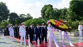 Đoàn đại biểu Ban Chấp hành Trung ương Đảng, Chủ tịch nước, Quốc hội, Chính phủ, Ủy ban Trung ương Mặt trận Tổ quốc Việt Nam đặt vòng hoa tưởng niệm các Anh hùng liệt sĩ