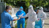 Phát test nhanh để người dân quận 8 tự tầm soát Covid-19 tại nhà, sáng 25-9-2021. Ảnh: CAO THĂNG