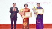 Chủ tịch Quốc hội Vương Đình Huệ trao huy hiệu 40 năm tuổi Đảng tặng nguyên Chủ tịch Quốc hội Nguyễn Thị Kim Ngân và nguyên Phó Chủ tịch Thường trực Quốc hội Tòng Thị Phóng. Ảnh: Báo ĐBND