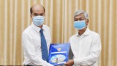Phó Chủ tịch UBND TPHCM Võ Văn Hoan trao quyết định cho ông Nguyễn Nghĩa Hiệp. Ảnh: ĐÌNH LÝ