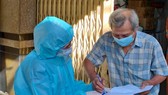 Cán bộ phường ở quận 11, TPHCM đến tận nhà chi tiền hỗ trợ người dân gặp khó khăn do ảnh hưởng dịch Covid-19