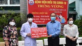 Đoàn ĐBQH TPHCM thăm, tặng quà Bệnh viện điều trị Covid-19 Trưng Vương