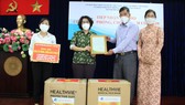 Chủ tịch Ủy ban MTTQ Việt Nam TPHCM Tô Thị Bích Châu tiếp nhận trang thiết bị y tế do Công ty Cổ phần Công nghệ cao AS-TK Việt Nam trao tặng