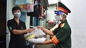 Trao quà hỗ trợ cho người lao động khó khăn ở khu trọ trên đường Kha Vạn Cân, phường Linh Trung, TP Thủ Đức