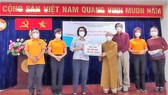 Đồng chí Tô Thị Bích Châu tiếp nhận Quỹ Đạo Phật ngày nay - chùa Giác Ngộ.