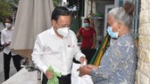 Trưởng Ban Dân vận Thành ủy TPHCM Nguyễn Hữu Hiệp tặng quà một số hộ dân đồng bào dân tộc có hoàn cảnh khó khăn ở quận Tân Bình. Ảnh: ĐÌNH LÝ