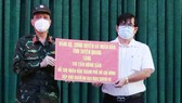 Phó Chủ tịch Ủy ban MTTQ Việt Nam TPHCM Ngô Thanh Sơn tiếp nhận bảng tượng trưng ủng hộ nông sản của tỉnh Tuyên Quang