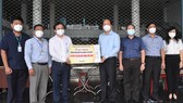 Đồng chí Nguyễn Hồ Hải tặng quà của Thường trực Thành ủy TPHCM cho Bệnh viện điều trị Covid-19 Gò Vấp