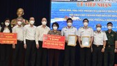 Lãnh đạo TPHCM tiếp nhận kinh phí, nhu yếu phẩm phục vụ công tác chống dịch do Quân chủng Hải quân trao tặng.