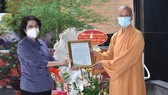 Chủ tịch Ủy ban MTTQ Việt Nam TPHCM Tô Thị Bích Châu trao thư cảm ơn Ban Trị sự Giáo hội Phật giáo Việt Nam TPHCM