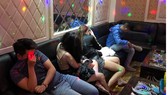 Các đối tượng nghi sử dụng ma túy tại 3 phòng của quán. Ảnh: CHÍ THẠCH