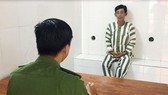 Công an lấy lời khai đối tượng. Ảnh: CHÍ THẠCH