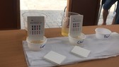 Công an tiến hành kiểm tra tài xế xe container. Ảnh: CHÍ THẠCH