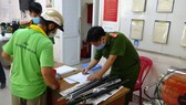 Người dân đến giao nộp vũ khí thô sơ. Ảnh: CA
