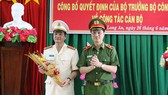 Thiếu tướng Nguyễn Duy Ngọc - Thứ trưởng Bộ Công an tặng hoa chúc mừng Đại tá Lê Hồng Nam