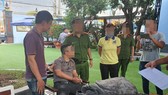 Công an bắt quả tang 1 người xưng là phóng viên khi đang nhận tiền của doanh nghiệp