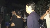 Người dân theo dõi vụ việc